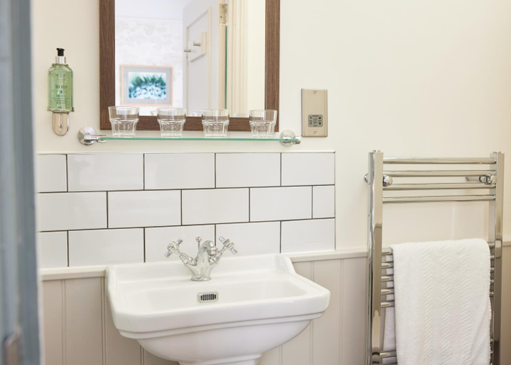 Bathroom 3, The Kings Head Hotel by Good Nights Inn, Norfolk