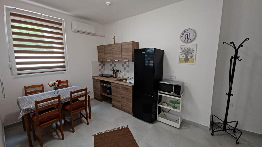 Others 4, Milla Apartmanok, Eger