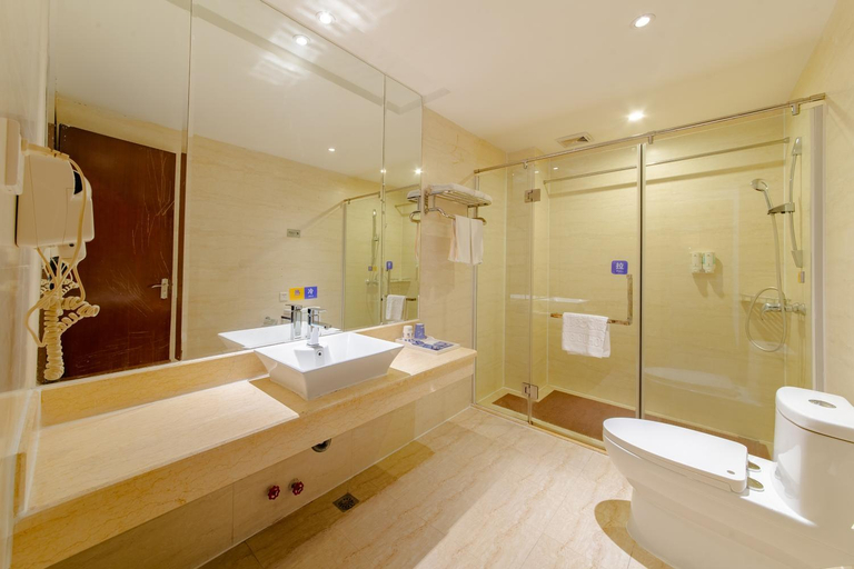 Bathroom 2, Unitour Hotel, Nanning Dongge Traditional Chinese Medicine No 1 Affiliated, Nanning