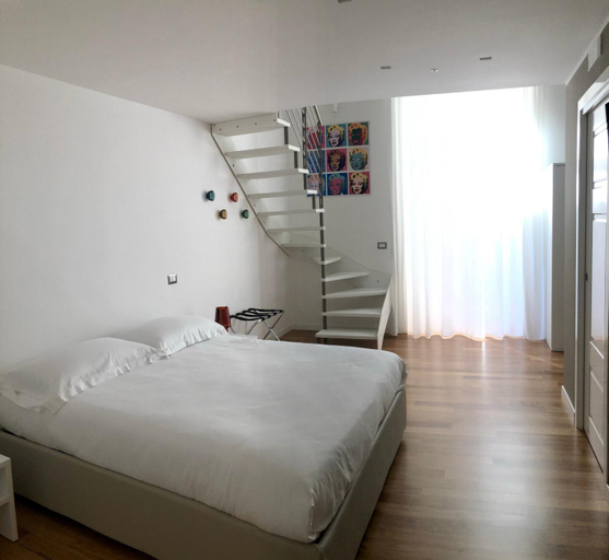 Others 4, Lo Schiaccianoci B&B, Taranto