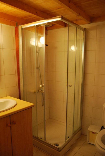 Bathroom 2, Xenis House