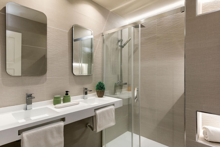 Bathroom 3, Arenal I-IV, Sevilla