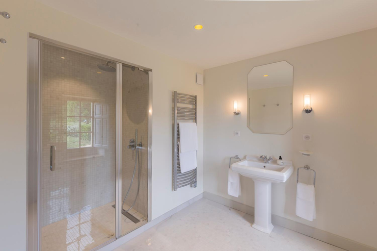 Bathroom 3, Chambres d'hotes de Chateau Renon, Gironde