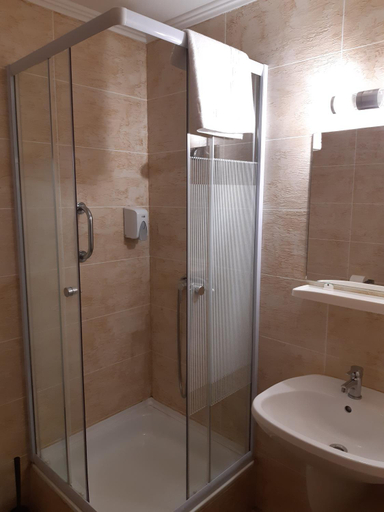 Bathroom 2, Eden Lounge Restaurant & Pension, Veresegyház
