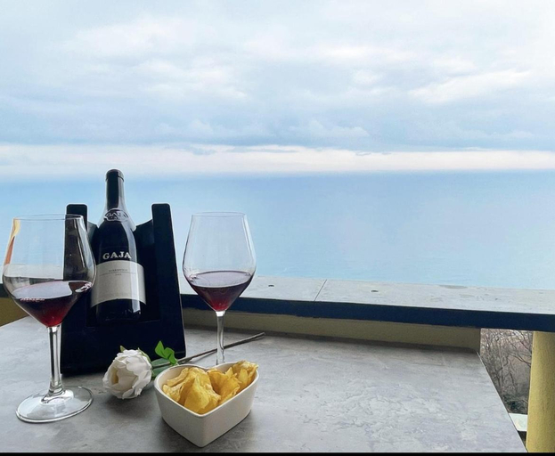 Food & Drinks 5, Camy’s Sunset Bay-Attico vista mare, Savona