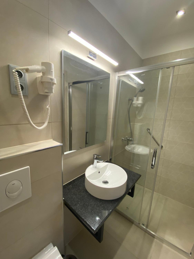 Others 3, Peto Apartman, Győr
