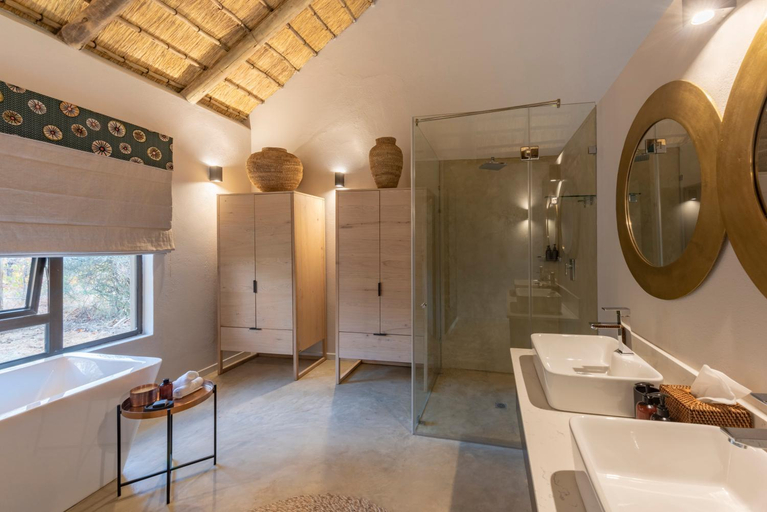 Bathroom 4, Xanatseni Private Camp, Ehlanzeni