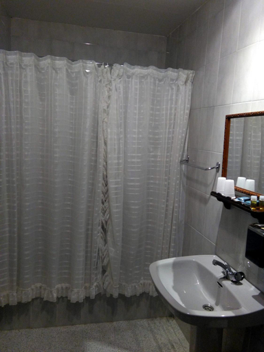 Bathroom, Hostal Meson la Cadena, Cáceres