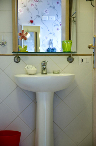 Bathroom, Alma de Roma, Rome