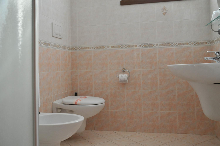 Bathroom 3, Hotel Marco Effe, Padua