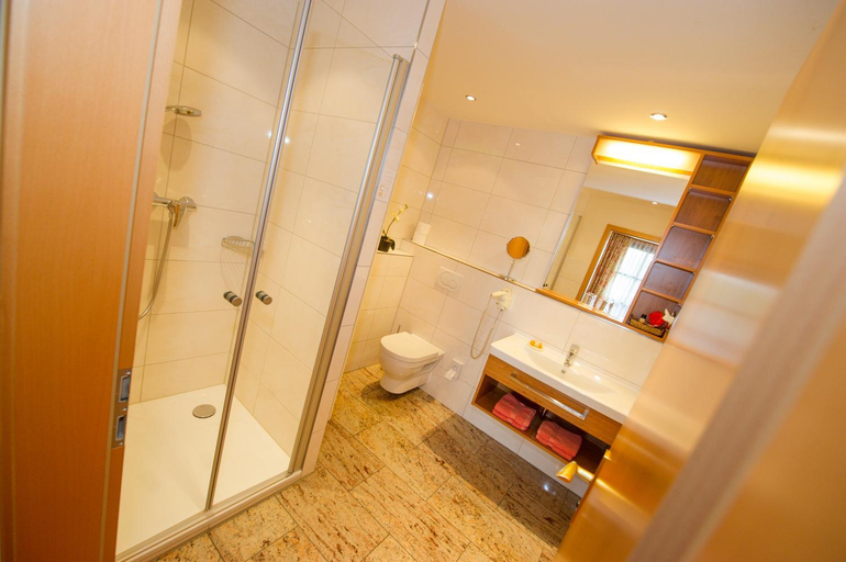 Bathroom 2, Hotel Sankt Leonhard, Rottal-Inn