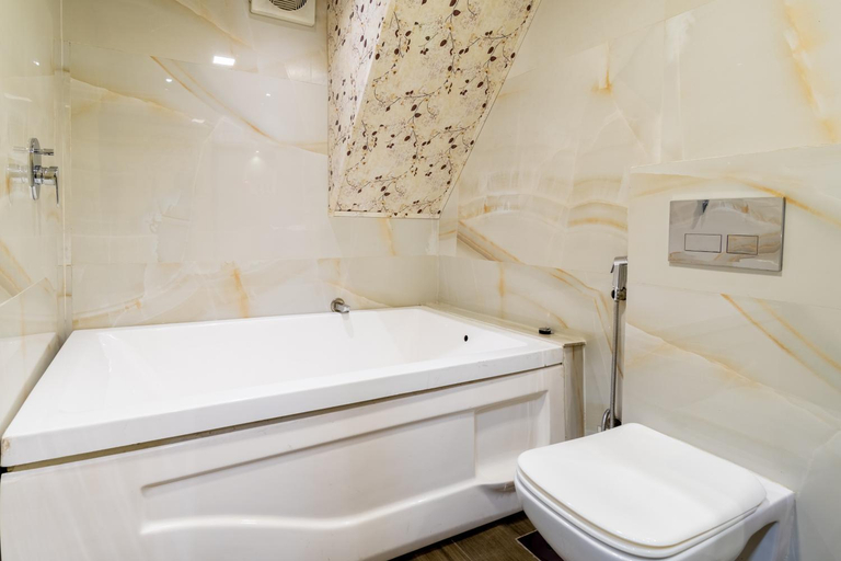 Bathroom 2, ONN SHELTER INN, Mumbai Suburban