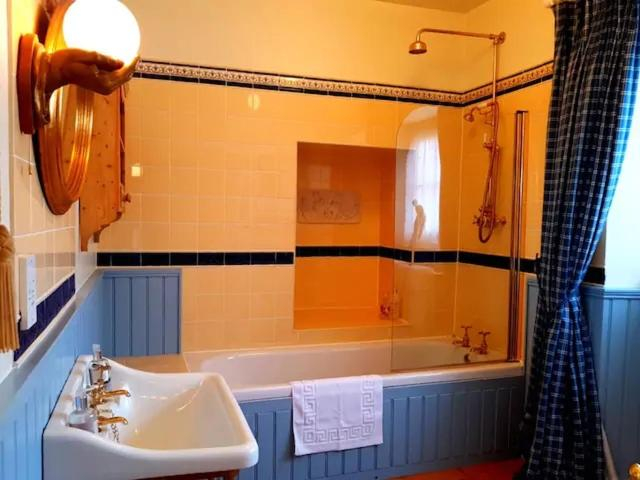 Bathroom 3, No 6 The Square Tearooms & Accommodation, Derbyshire