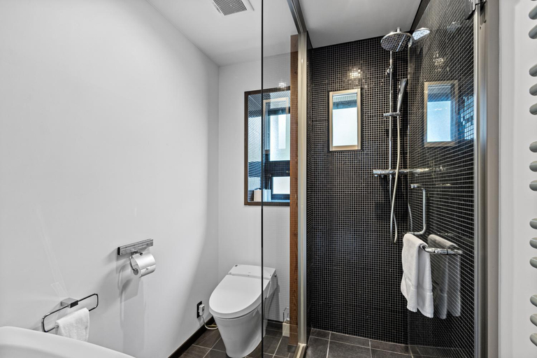 Bathroom 4, Vader, Kutchan