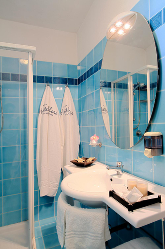 Bathroom 2, Hotel Flora, Ravenna
