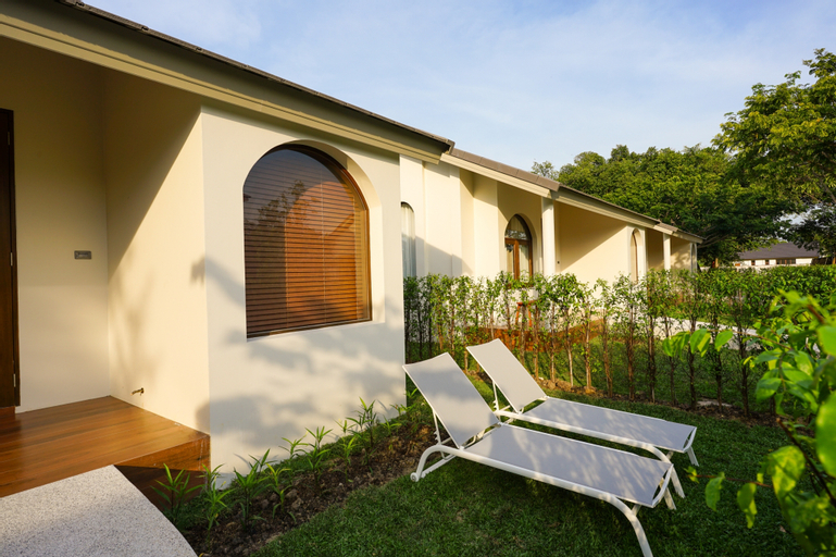 Exterior 12