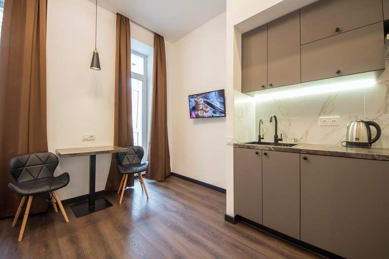 Others 5, Central Apartments Palats Sportu Area, Holosiïvs'kyi