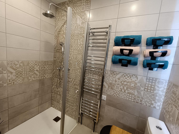 Bathroom 3, La Fontaine du Mas, Dordogne