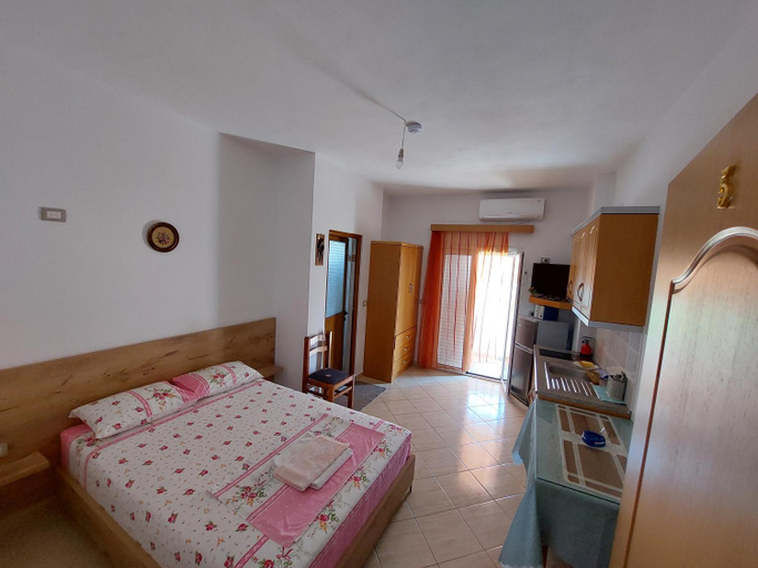 Others 5, Villa Mihal, Sarandës