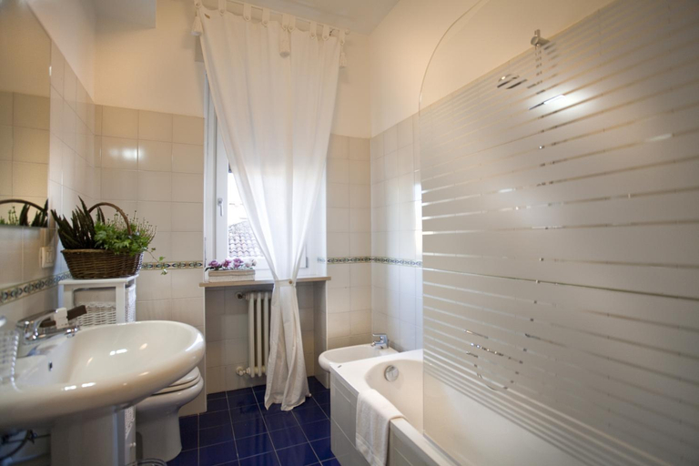 Bathroom 2, Casa Vittoria, Verona
