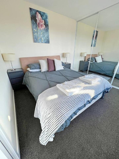 Bedroom 1, Spacious & High in the Skyplaza - 1bd 1bth Apt, Canberra