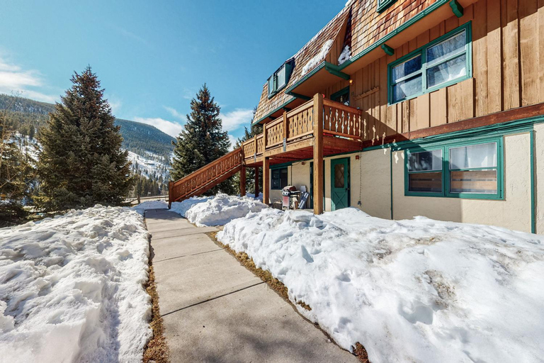 Exterior & Views 1, Shredders & Hikers Delight, Eagle