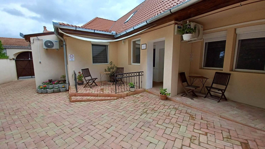Others 3, Milla Apartmanok, Eger