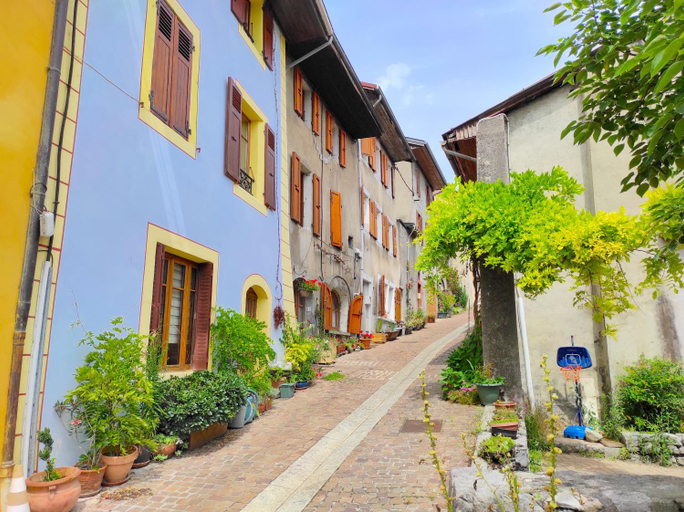 Exterior & Views