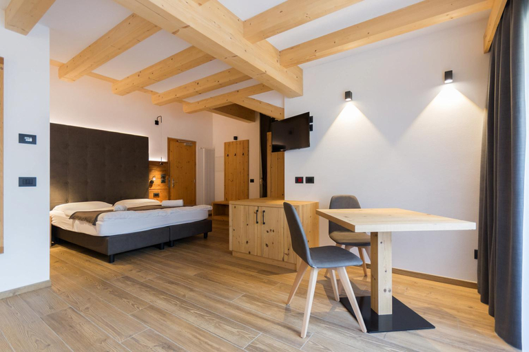 Bedroom 2, Arnica Mountain Hotel, Trento