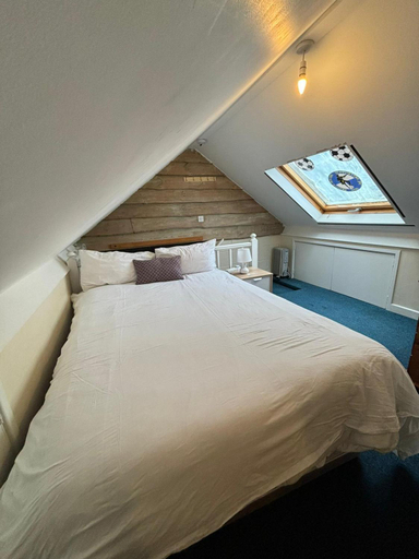 Others 2, Shared House in Chakeshill Drive, South Gloucestershire