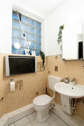 Bathroom 2, Spacious 3 Bedroom Apartment, Hamburg
