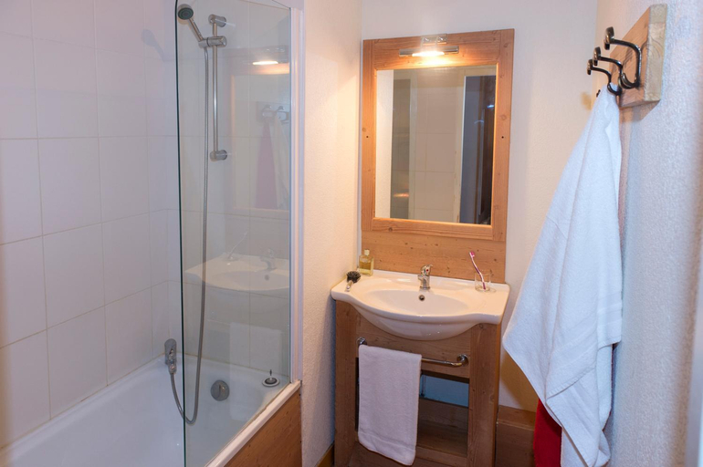 Bathroom 2, Residence Goelia Le Balcon des Neiges, Savoie