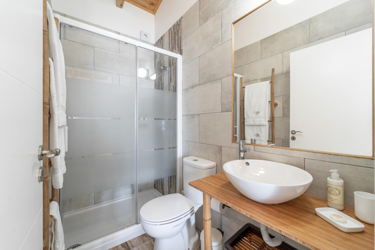 Bathroom 3, Main Street Apartments by Raspberry Cascade, Faro