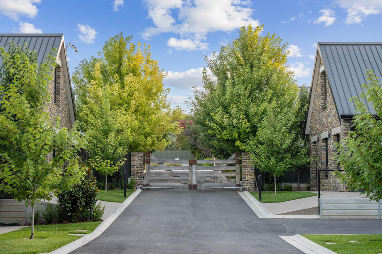 Vale 194 - Luxury Accommodation in McLaren Vale - 5 holiday homes with king size beds, Adelaide
