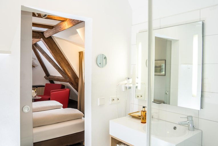 Bedroom 4, Hotel Hofgut Hohenkarpfen, Tuttlingen