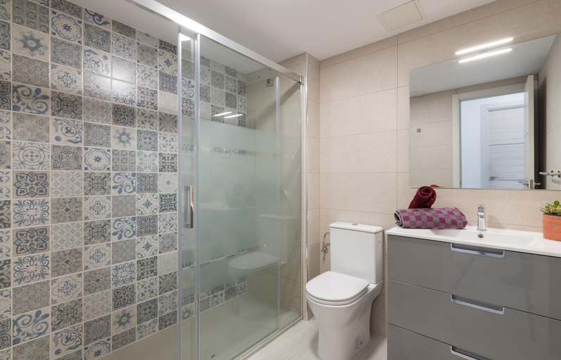 Bathroom 2, Little Hawaii Apartments, Tarragona