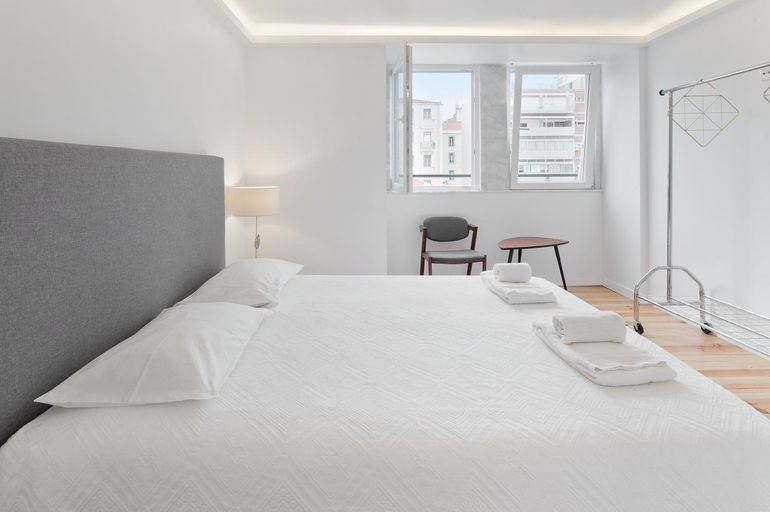 Others 3, Room With Private Bathroom -Alcantara, Lisbon