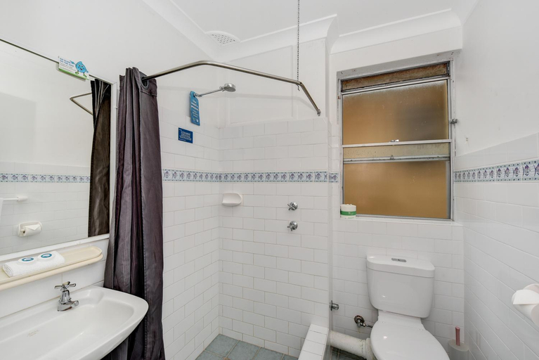 Bathroom 3, Oxley Cove Holiday Apartment, Port Macquarie-Hastings - Pt A