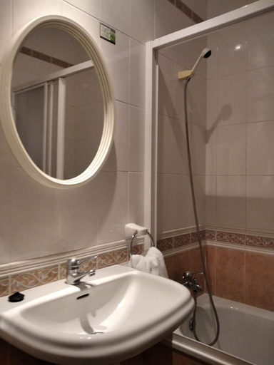 Bathroom 3, Pension Vega de Pas, Cantabria