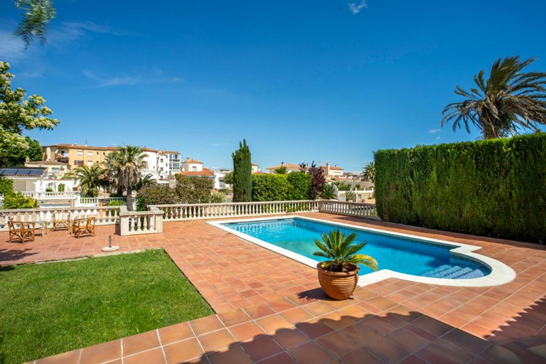 Sport & Beauty 2, 2005 Villa Freser al canal para 6 personas by homeselectspain, Girona
