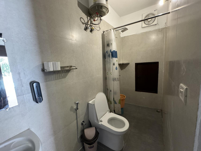 Bathroom 4, Live Free Hostel, Garhwal