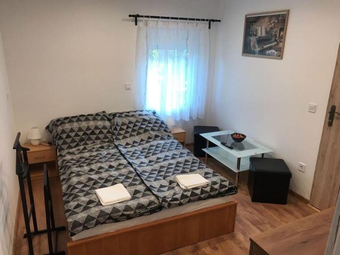 Others 4, Erdi Muskatlis Vendeghaz, Érd
