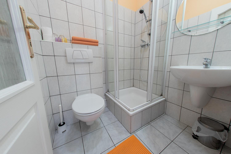 Bathroom 3, Penzion Skolicka, Praha 9
