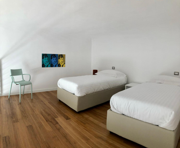 Others 5, Lo Schiaccianoci B&B, Taranto