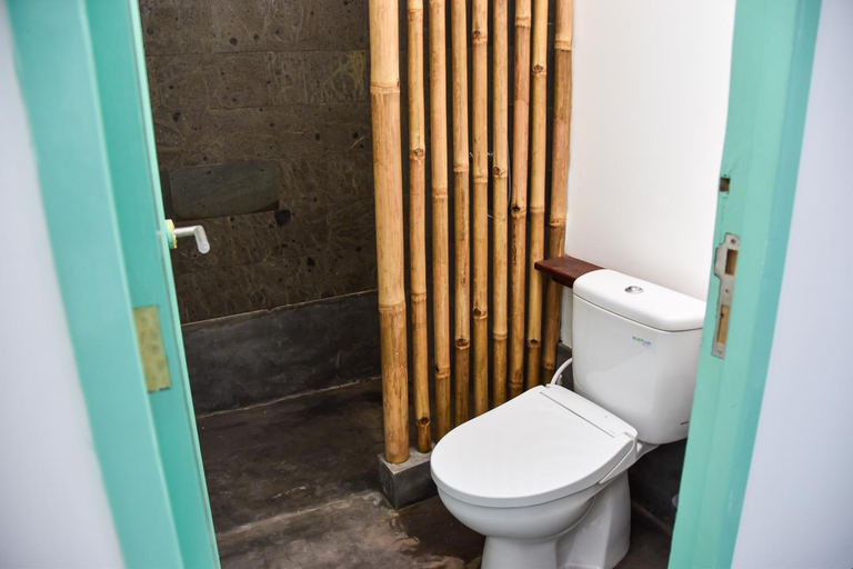 Bathroom 5, Mad Monkey Gili Trawangan - Hostel, Lombok