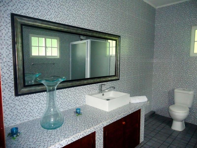 Bathroom 2, Chalets Anse Possession