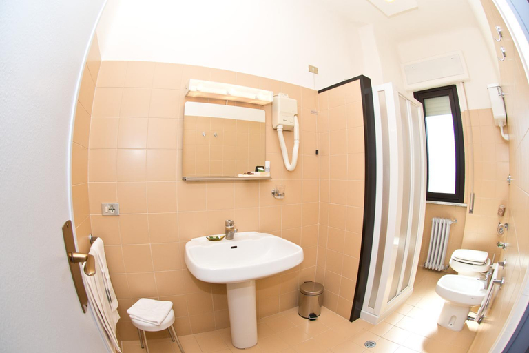 Bathroom 4, Hotel Milano, Pistoia