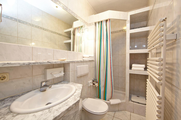 Bathroom 3, Alpenhotel Rieger, Garmisch-Partenkirchen