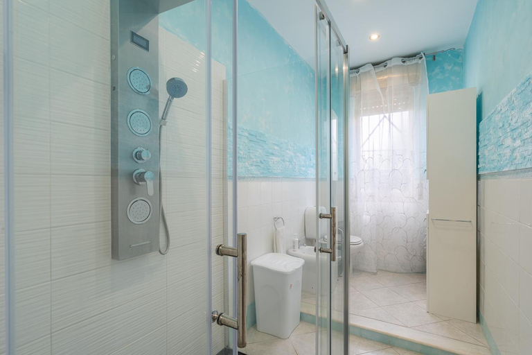 Bathroom 3, Appartamento in Villa Paradiso, Syracuse