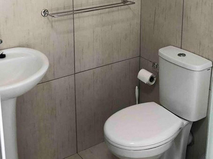 Bathroom 2, Fiori Rosa, Mangaung
